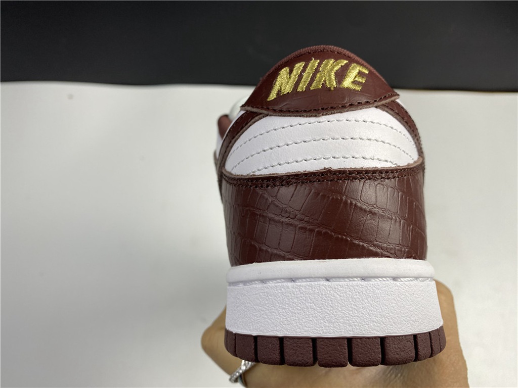 Svp*me x Nike SB Dunk Low DH3228-103